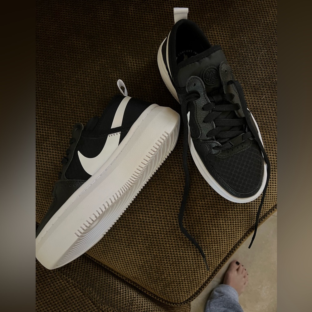 Women’s Nike - Size 6